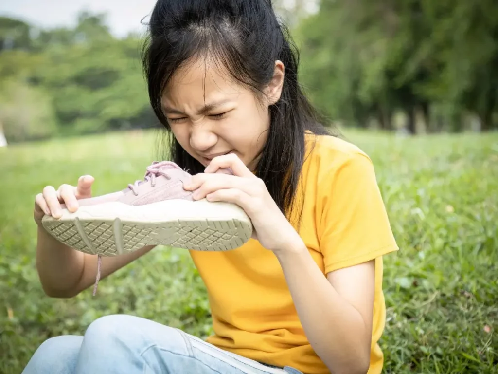 a girl percieves her shoe odor